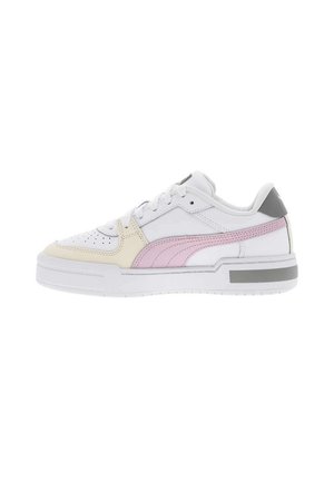 Basket blanche avec des accents roses et jaunes, en cuir lisse et sections perforées, semelle blanche épaisse, et détail au talon gris.
