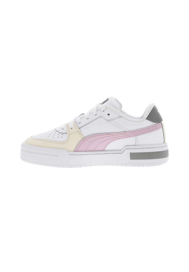 Witte sneaker met roze en gele accenten, glad leer en geperforeerde secties, dikke witte zool en grijze hiel detail.