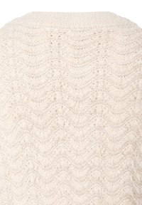 Kremowy sweter z dzianiny, przedstawiający strukturę falistą, o miękkim, puszystym wyglądzie i ściągaczu u dekoltu.