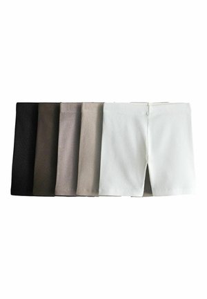 Sechs Paare gerippte Strickshorts in Schwarz, Dunkelbraun, Taupe, Beige, Hellgrau und Weiß nebeneinander auf weißem Hintergrund angeordnet.