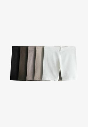 Sechs Paare gerippte Strickshorts in Schwarz, Dunkelbraun, Taupe, Beige, Hellgrau und Weiß nebeneinander auf weißem Hintergrund angeordnet.