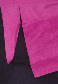 Tissu en feutre rose vif et noir, présentant une texture lisse avec des couches contrastées. Le rose a une apparence légèrement chinée.