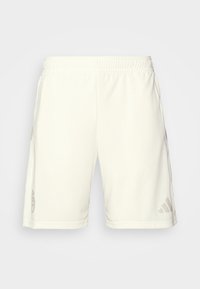 Pantalones cortos atléticos blancos hechos de tejido ligero, con una cinturilla elástica y un sutil logo tonal en el lateral.