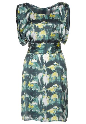 Robe à manches courtes dans des teintes de vert et de jaune avec un motif abstrait fluide, dotée d'une taille cintrée et d'un décolleté arrondi. Tissu lisse.
