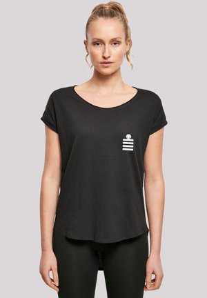 Tricou negru cu mânecă scurtă și guler rotund, având un design de buzunar alb cu dungi orizontale și un detaliu cu logo.