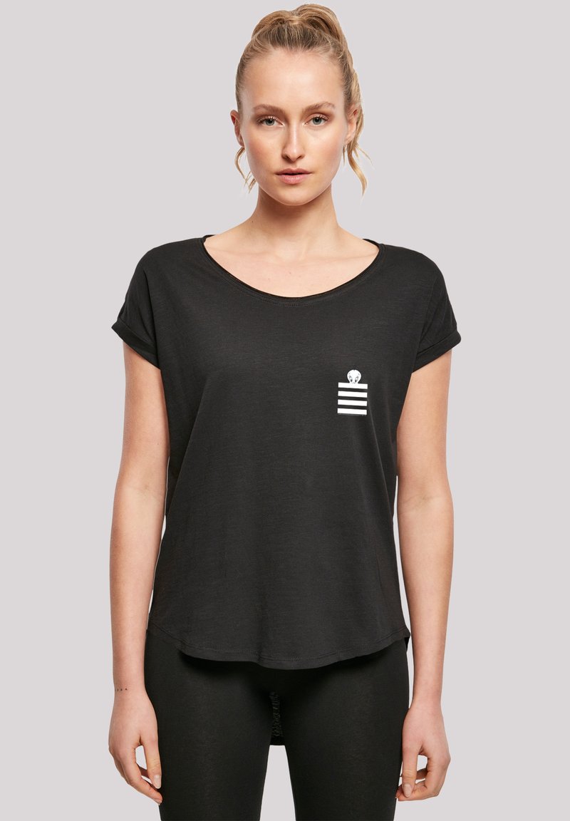 Camiseta negra de manga corta con cuello redondo, que presenta un diseño de bolsillo blanco con rayas horizontales y un detalle de logo.