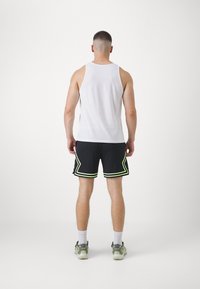 Jordan DIAMOND SHORT - Urheilushortsit - black/volt glow