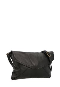 Bolso de mano de cuero negro con un diseño de solapa triangular, acabado texturizado y una correa desmontable con detalles en tono dorado.