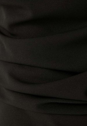 Zwarte stof met een zachte textuur, voorzien van geplooide draperingsdetails die golven en plooien over het oppervlak creëren.
