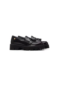 Mocasines de cuero negro con detalle de borlas, suela gruesa y texturizada, y un sutil acento de logotipo en el lateral. Acabado suave y diseño de punta redondeada.