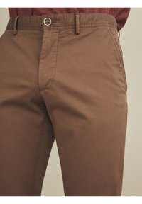 Ruske diggershorts av bomull med et elegant design, som har frontlommer, glidelås og knappeåpning. Jevn tekstur, skreddersydd passform.