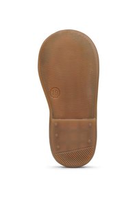 Hnědá guma podešve s texturovanými rýhami, plochý podpatek a vyraženým číslem "19", s hladkým povrchem na špičce.