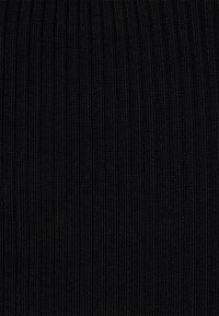 Tissu noir avec une fine texture côtelée verticale en gros plan.