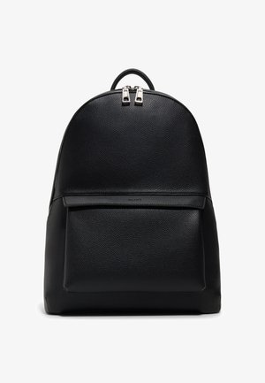 Zwarte rugzak van gestructureerd leer met voorvak met ritssluiting, dubbele zilveren ritstrekker en draaghandvat bovenop.