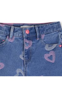 Shorts di denim con ricamo a forma di cuore rosa, caratterizzati da chiusura frontale con bottoni, passanti per cintura e due tasche laterali. Il tessuto è blu con una finitura testurizzata.