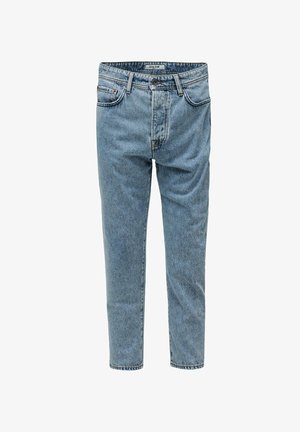 Jean denim bleu clair, taille haute, coupe droite, avec fermeture à boutons et fermeture éclair, poches avant et arrière, et passants pour ceinture.