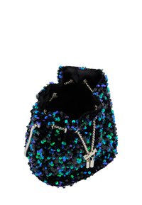 Borsa nera coperta di paillettes blu e verdi con un'apertura a coulisse. Presenta dettagli in catena argentata e un'accenno decorativo in metallo.