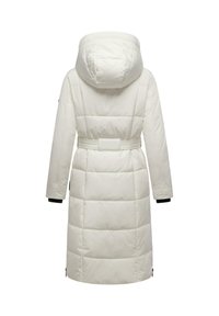 Witte pufferjas met een capuchon, ceintuur in de taille en gestikt ontwerp. Heeft zwarte manchetten en zijzakken. Soepele textuur en halflange snit.