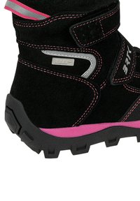 Stivaletto in suede nero con dettagli rosa, accessori in metallo argentato e cuciture a contrasto. Presenta una suola robusta e un design impermeabile.