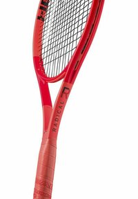 Raqueta de tenis roja con un mango texturizado, patrón de cuerdas abierto y una audaz "R" en el marco. Acabado liso y diseño ergonómico.