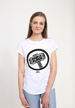 Hvid T-shirt med korte ærmer, der har et stort sort grafisk motiv af en hammer inde i en cirkel. Blødt stof med en klassisk pasform.