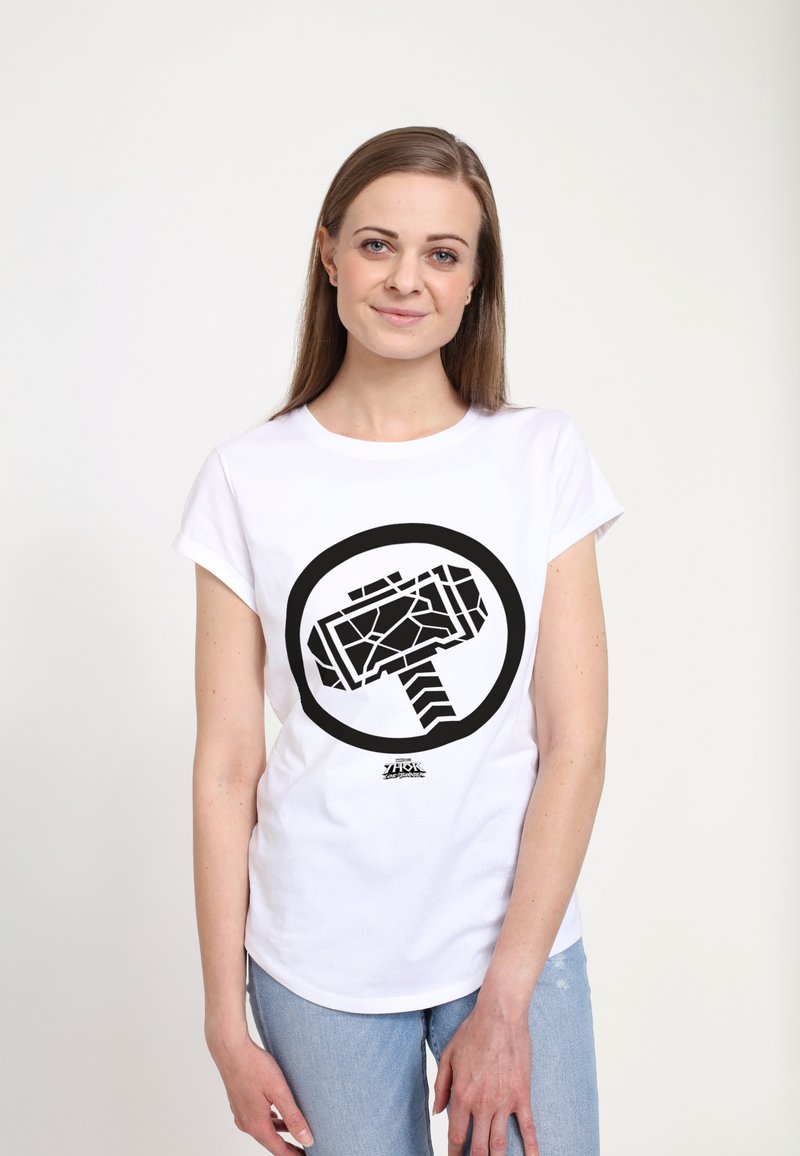 Hvid T-shirt med korte ærmer, der har et stort sort grafisk motiv af en hammer inde i en cirkel. Blødt stof med en klassisk pasform.