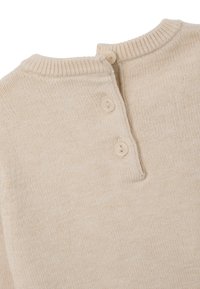 Beige gestrickter Pullover mit rundem Halsausschnitt, ausgestattet mit drei Knöpfen am Rücken und einem weichen, strukturierten Stoff.