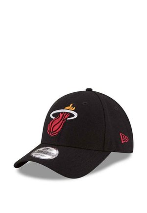 Gorra de béisbol negra con un logo bordado de Miami Heat en rojo y blanco, con visera curvada y correa ajustable en la parte posterior.