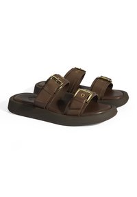 Sandales en faux cuir marron avec deux larges sangles et des accents de boucle dorée, dotées d'une semelle en caoutchouc noir robuste et d'une finition lisse.