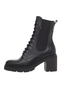 Botte de cheville en cuir noir avec un talon épais, un avant à lacets et un panneau latéral élastique, présentant des coutures minimales et une finition texturée.