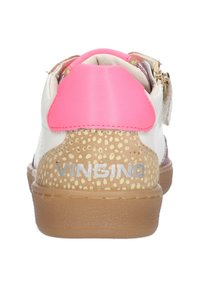 White and pink sneaker with a textured beige outsole, VINGINO logo, and a decorative zipper. Features a smooth leather upper and vibrant accents.