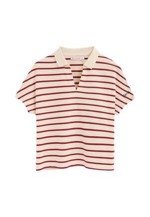 Polo color crema con righe orizzontali rosse, maniche corte, collo aperto e piccolo logo ricamato sulla manica sinistra.