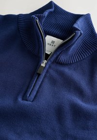 Maglione zip-up blu navy con colletto a coste e tessuto testurizzato. Presenta una cerniera argentata e un'etichetta interna con la scritta "NEXT".