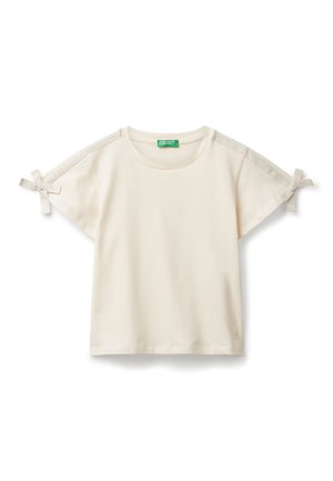 Cremfarbener T-Shirt mit kurzen Ärmeln und Rundhalsausschnitt, dekorativem, strukturiertem Band entlang der Schultern und gebundenen Schleifen an den Ärmelsäumen.