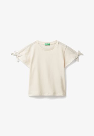 Cremfarbener T-Shirt mit kurzen Ärmeln und Rundhalsausschnitt, dekorativem, strukturiertem Band entlang der Schultern und gebundenen Schleifen an den Ärmelsäumen.