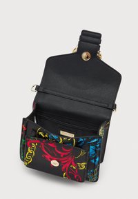 Černá syntetická kožená taška s barevnými květinovými vzory v červené, modré a žluté barvě. Obsahuje zapínání na patentku a několik vnitřních přihrádek.