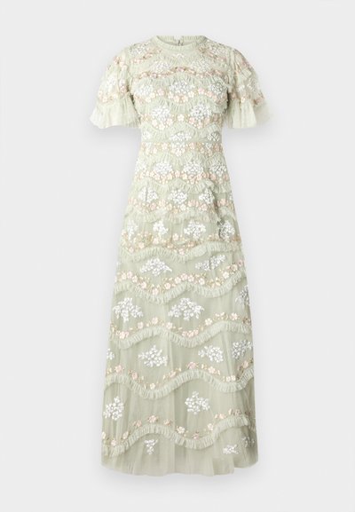 Maxikleid aus leicht grünem Stoff, mit floralen Stickereien in Weiß und Pink, Rüschendetails und kurzen Puffärmeln.