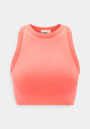 Κοραλλί ροζ αμάνικη κοντή μπλούζα με ψηλό λαιμόκομμα και ριμπ τελείωμα, κατασκευασμένη από μαλακό ελαστικό ύφασμα.