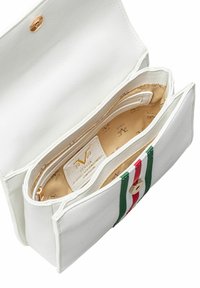 Witte lederen handtas met een gouden drukknoopsluiting. Van binnen heeft hij één hoofdcompartiment, een ritsvak en een beige voering met een logo-patroon. Groene, rode en witte strepen aan de voorkant.