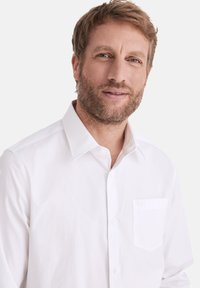 Weißes Hemd mit Knopfleiste aus strukturiertem Stoff, mit klassischem Kragen und einer einzigen Tasche auf der linken Seite. Sauberes, minimalistisches Design.