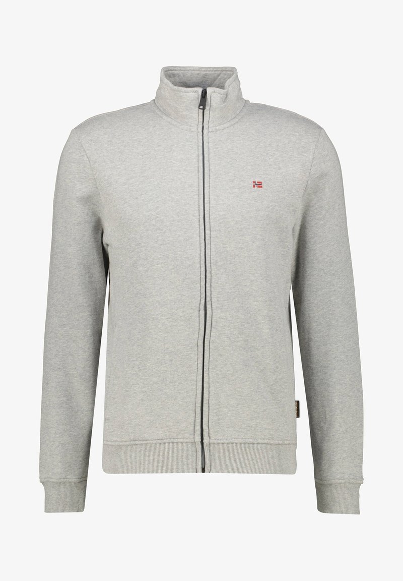 Pull zippé gris clair avec col montant et petit emblème de drapeau rouge et blanc sur la poitrine gauche.