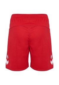 Rote Sportshorts aus leichtem Material, mit strukturierter Oberfläche und weißen Logoakzenten an den Seiten. Elastischer Bund.