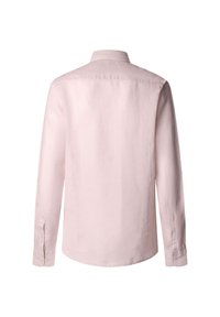 Camicia a maniche lunghe di un delicato rosa, realizzata in tessuto morbido, presenta un colletto tradizionale, polsini con bottoni e un orlo arrotondato senza motivi visibili.