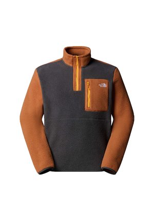 Sudadera de forro polar bicolor con mangas, parte superior del pecho, cuello con cremallera y bolsillo en el pecho de color naranja óxido, sobre un cuerpo de color gris oscuro.