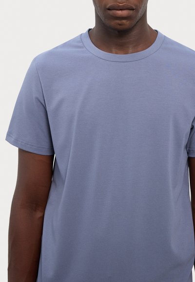 Filippa K STRETCH TEE - Lihtne T-särk - grey blue
