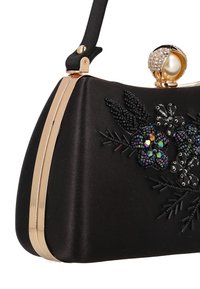 Clutch din satin negru cu accesorii aurii, împodobit cu modele florale din mărgele și un închizător decorativ cu perlă și pietre strălucitoare.