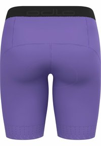 Lila Sportshorts mit einem schwarzen elastischen Bund, ausgestattet mit einem gepolsterten Sitzbereich, glatter Textur und durchbrochenen Akzenten am Saum.