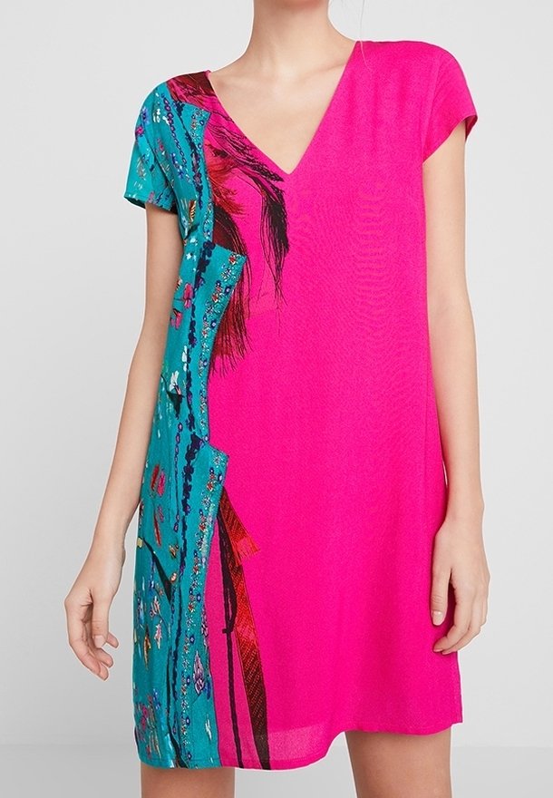 Rosa V-Ausschnitt-Kleid mit kurzen Ärmeln, verfügt über ein türkisfarbenes gemustertes Seitenpanel mit dekorativen Akzenten und Nähten, aus leichtem Stoff gefertigt.