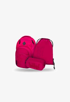 Set di zaini rosa brillante che include uno zaino grande con tasche a zip, un astuccio e una borsa a sacchetto, tutti con il logo "baagl".