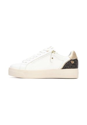 Sneaker bianco con tomaia testurizzata, dettaglio con zip e un'inserto posteriore a motivo nero. Presenta una suola crema e accessori dorati.